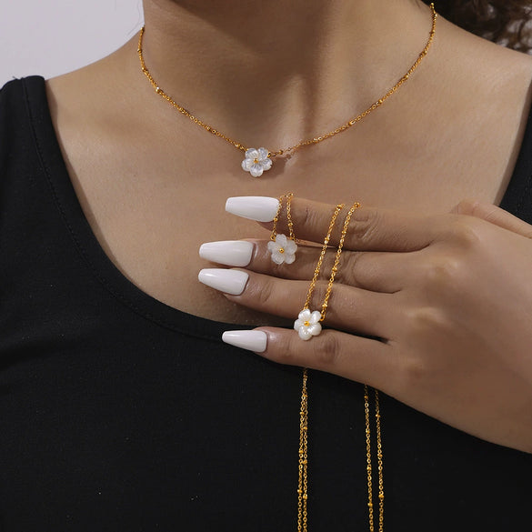 Wholesale 316L Stainless Steel Jewelry Women's Cold Wind Necklace With Sea Shell Flower Pendant And Geometric Pattern Electroplated