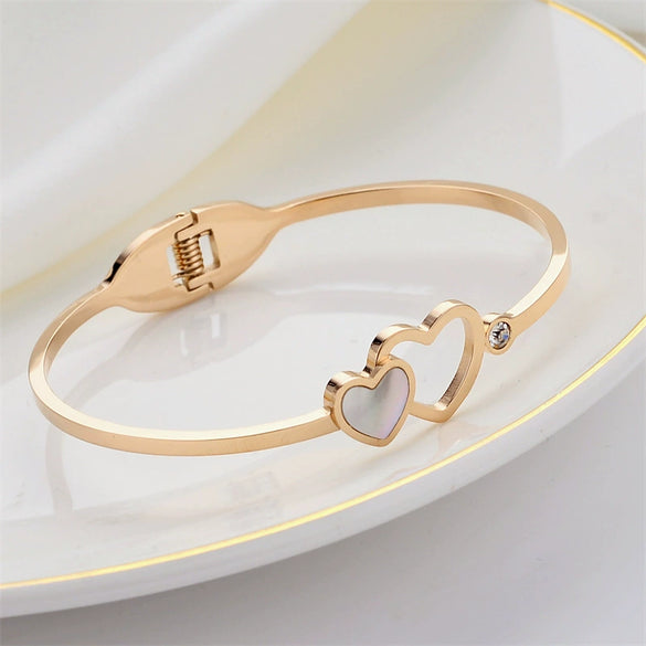 Wholesale Titanium Steel Oval Love Shaped Bracelet With Inlaid Zircon And Electroplating