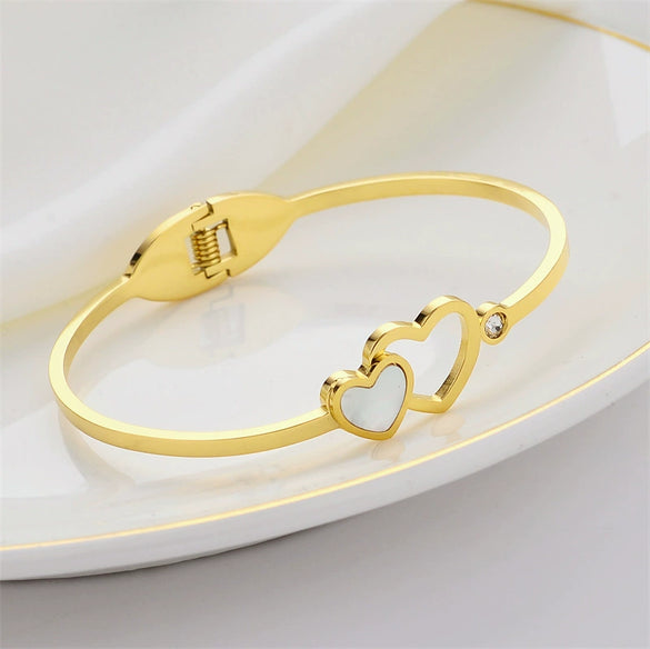 Wholesale Titanium Steel Oval Love Shaped Bracelet With Inlaid Zircon And Electroplating