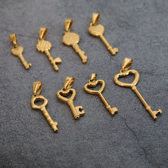Wholesale Titanium Steel Retro Peach Heart Key Pendant Jewelry Accessory