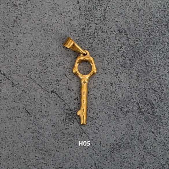 Wholesale Titanium Steel Retro Peach Heart Key Pendant Jewelry Accessory