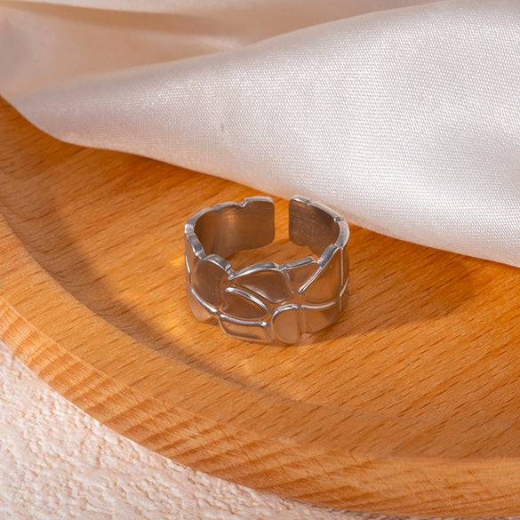 Wholesale Titanium Steel Ring Irregular Line Geometric Style With Heart Shape Flower Leaves Letters Numbers Text Electroplated For Women
