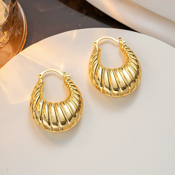 Wholesale Titanium Steel Ushaped Geometric Hollow Earrings With Shrimp Pattern And 18K Gold Furnace Vacuum Plated