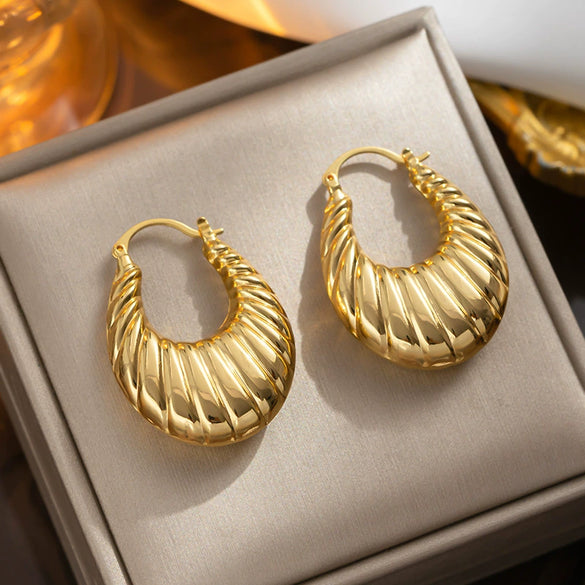 Wholesale Titanium Steel Ushaped Geometric Hollow Earrings With Shrimp Pattern And 18K Gold Furnace Vacuum Plated