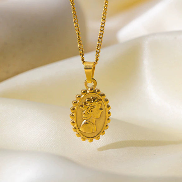 Wholesale Titanium Steel Vintage Geometric Sunshaped Pendant Necklace Electroplated 18K Gold