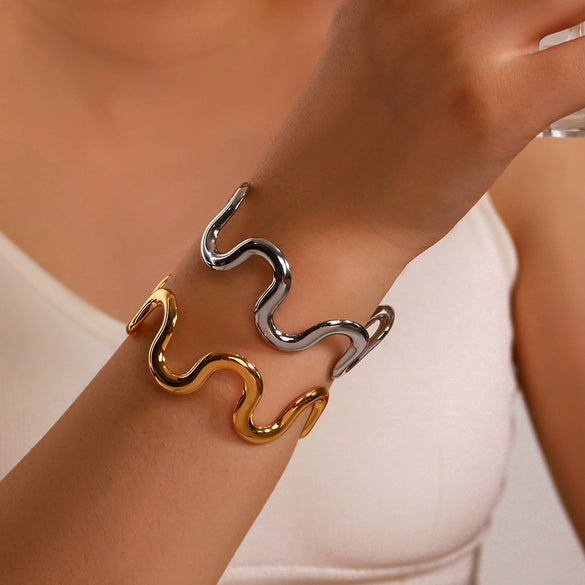 Wholesale Titanium Steel Wavy Geometric Bracelet With 18K Furnace Vacuum Plating
