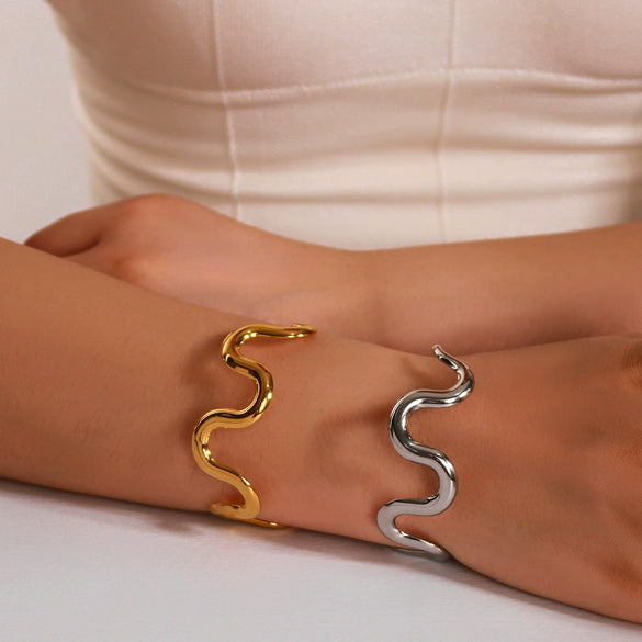 Wholesale Titanium Steel Wavy Geometric Bracelet With 18K Furnace Vacuum Plating