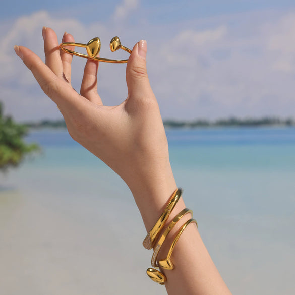 Wholesale Triangular Texture Hollow Elastic Bracelet Stainless Steel Material Plated With Real Gold