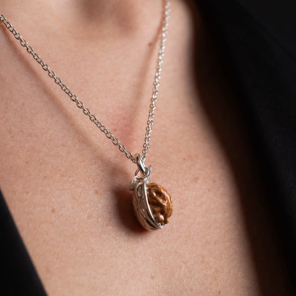 Wholesale Unisex Retro Light Luxury Fruit Walnut Pendant Clavicle Chain With O Word Chain In Stainless Steel Silver Gold Plated
