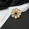 Wholesale Unisex Zinc Alloy Flower Patterned Round Cat's Eye Stone Corsage Brooch With Electroplating