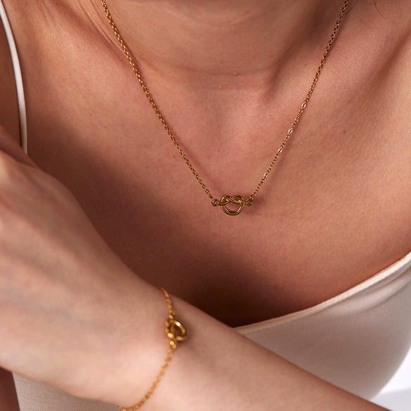 Wholesale Women Simple Heart Pattern Titanium Steel And Stainless Steel Necklace With Gold Plated O Chain And Knot Design Vacuum Real Gold Electroplating In Pvd Furnace