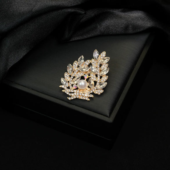 Wholesale Women's Alloy Diamond Crystal Pearl Flower Shaped Brooch With Electroplating