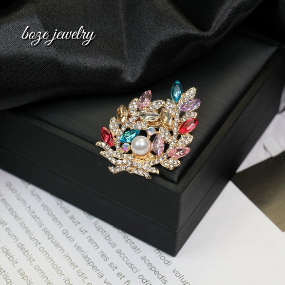 Wholesale Women's Alloy Diamond Crystal Pearl Flower Shaped Brooch With Electroplating