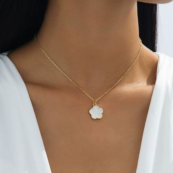 Wholesale Women's Alloy Electroplated Flower Pattern Pendant Necklace With Motherofpearl Inlay