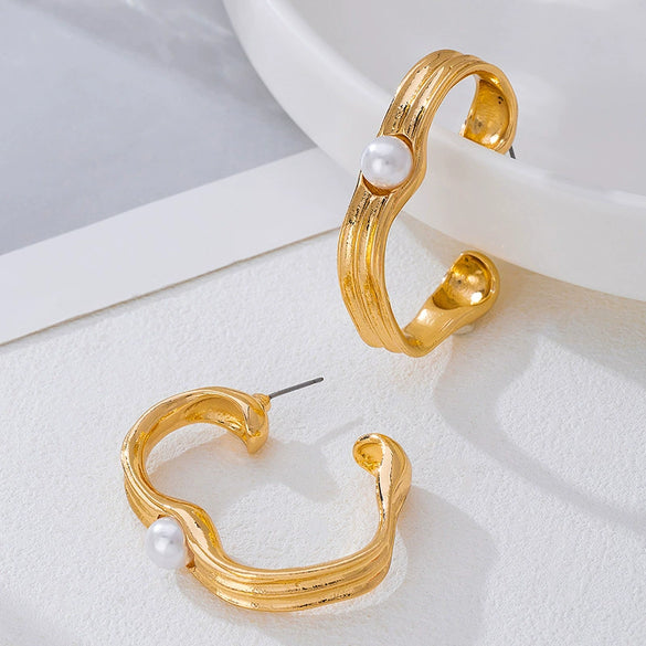 Wholesale Women's Alloy Electroplated Flowerpatterned Cshaped Pearl Earrings