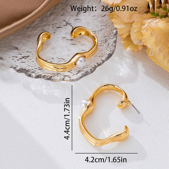 Wholesale Women's Alloy Electroplated Flowerpatterned Cshaped Pearl Earrings