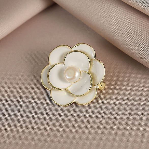 Wholesale Women's Alloy Flower Camellia Brooch With Electroplating Design