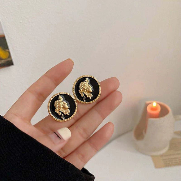 Wholesale Women's Alloy Flower Earrings With Diamond And Pearl Design Retro Fashion Temperament
