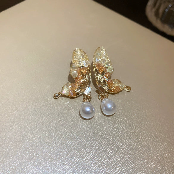 Wholesale Women's Alloy Flower Earrings With Diamond And Pearl Design Retro Fashion Temperament