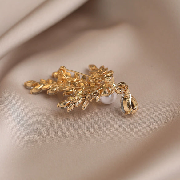 Wholesale Women's Alloy Flower Leaf Minimalist Electroplated Brooch Coat Accessories