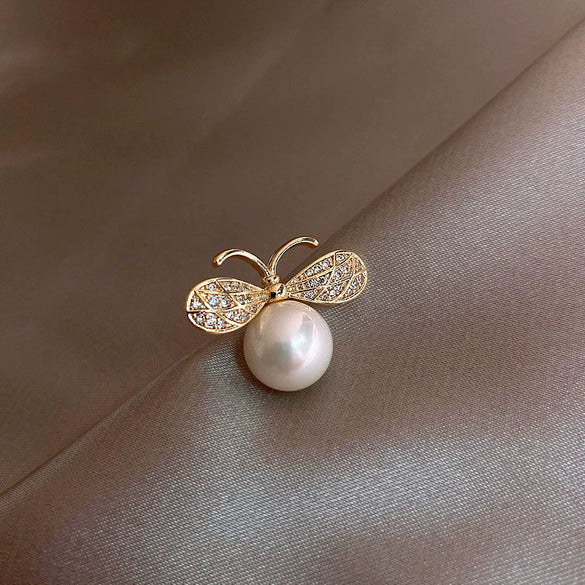 Wholesale Women's Alloy Flower Pattern Electroplated Antilight Artifact Brooch