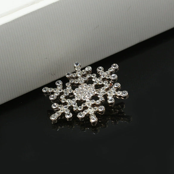 Wholesale Women's Alloy Jewelry Geometric Christmas Snowflake Rhinestone Diamond Brooch Electroplated