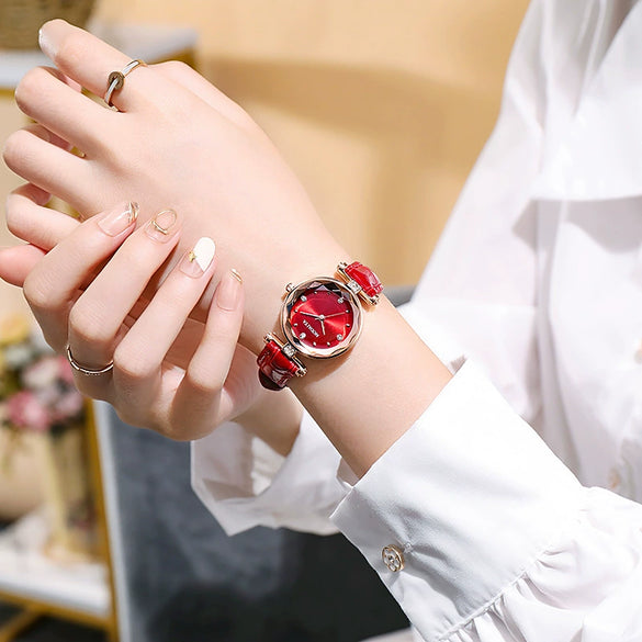 Wholesale Women's Casual Green Belt Quartz Watch With Alloy Case And Pu Strap In Round Shape
