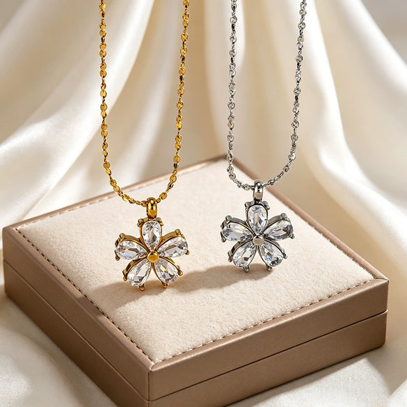 Wholesale Women's Chic Style Diamond Encrusted Flower Necklace Made Of Stainless Steel And Titanium Steel With Vacuum Electroplating In Furnace