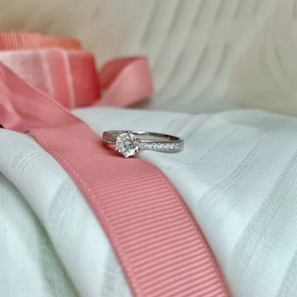 Wholesale Women's Classic Light Luxury Geometric 925 Sterling Silver Ring With High Carbon Diamond Microinlaid And Electroplated