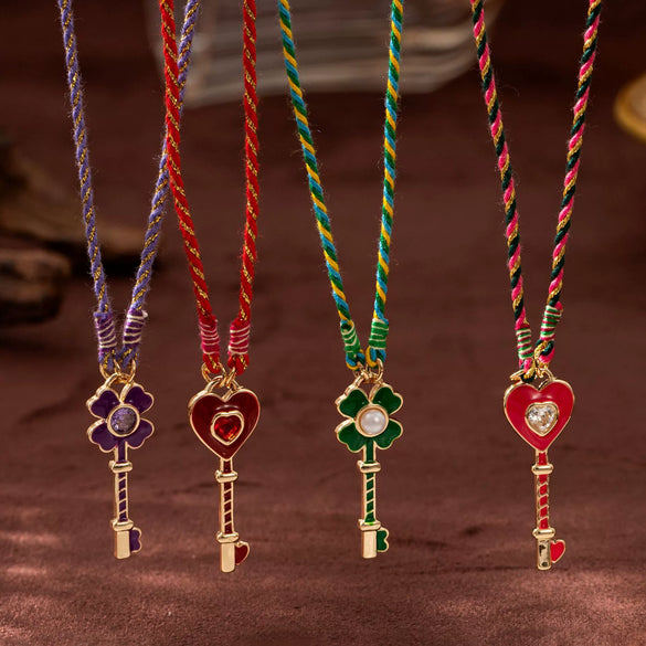 Wholesale Women's Copper Clover Pendant Gold Plated Regular Chain With Geometric Pattern And Electroplating Process