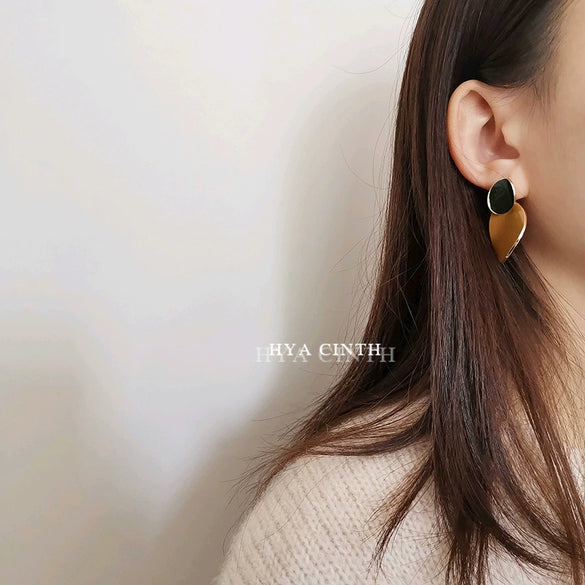 Wholesale Women's Copper Earrings Geometric Style Electroplating Oval Curved Morandi Oil Drop Design