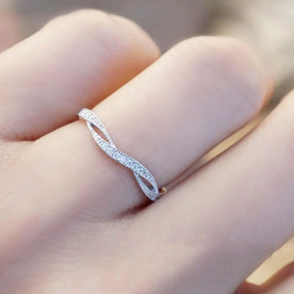 Wholesale Women's Copper Geometric Mobius Ring With Zirconia Light Luxury Style