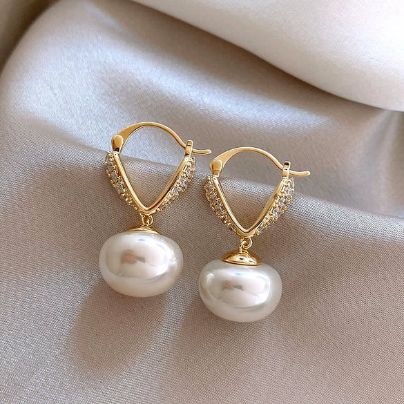Wholesale Women's Copper Geometric Pearl Earrings With Diamond Design Retro And Exquisite Style