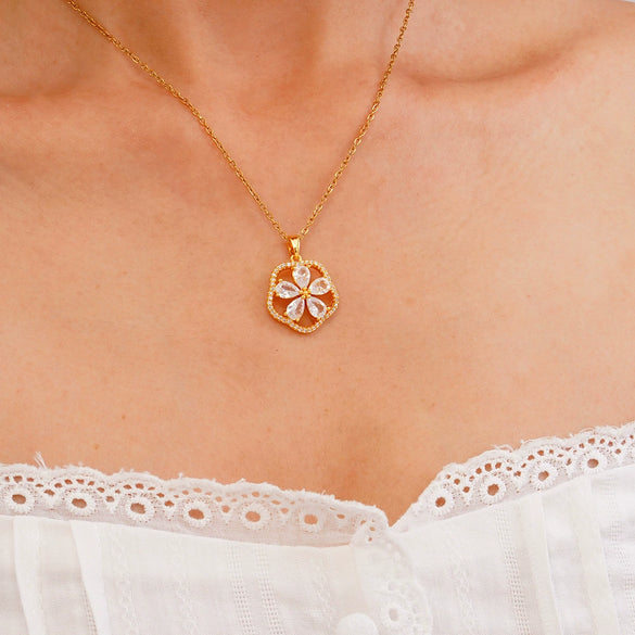 Wholesale Women's Copper Necklace With Electroplating Fourleaf Clover Flower Pendant Inlaid With Zircon Light Luxury Style