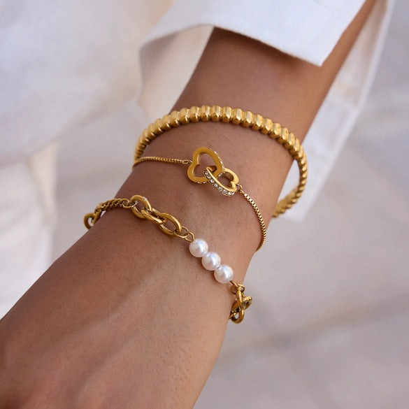 Wholesale Women's Cute Geometric And Heartshaped Electroplated Stainless Steel Bracelet