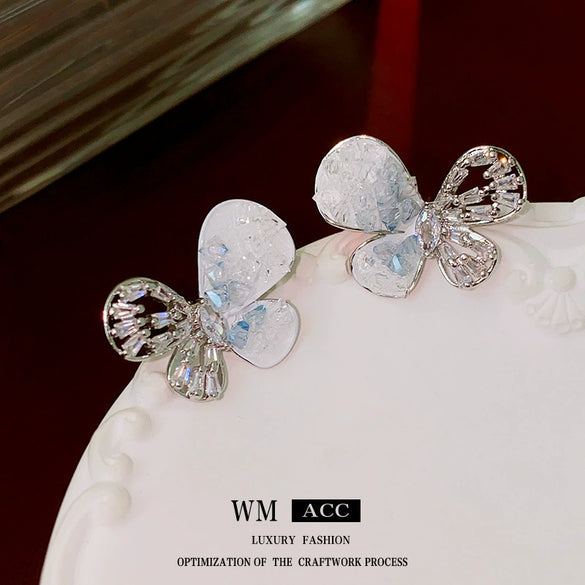 Wholesale Women's Diecast Silver Needle Blue Crystal Flower Pearl Earrings With Diamond Design And High Sense Style