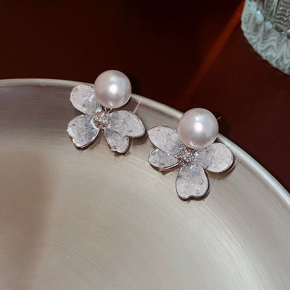 Wholesale Women's Diecast Silver Needle Blue Crystal Flower Pearl Earrings With Diamond Design And High Sense Style