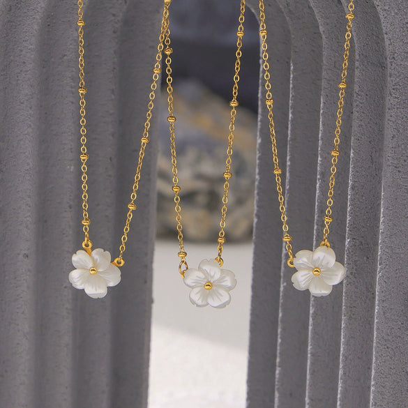 Wholesale Women's Elegant Titanium Steel Necklace With Peach Blossom Flower And Geometric Pattern 18K Gold Plated Clip Bead Chain