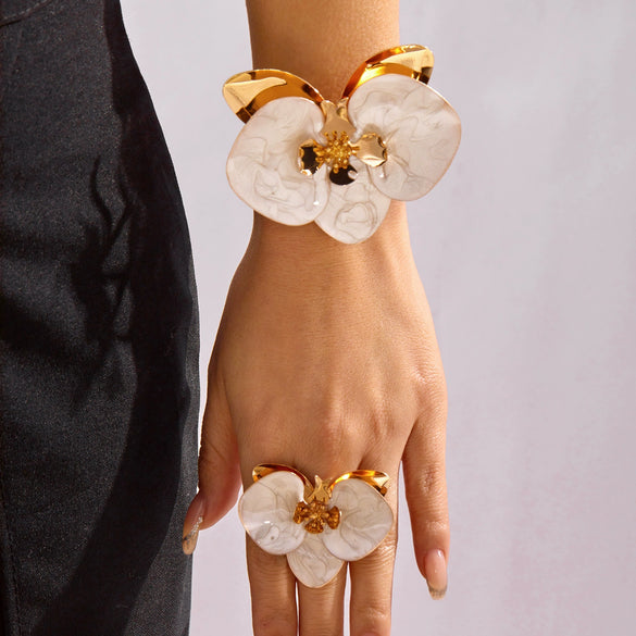 Wholesale Women's Exaggerated Trendy Oildripping Flower Iron Bracelet And Ring Set Retro Vintage Style Jewelry Accessories