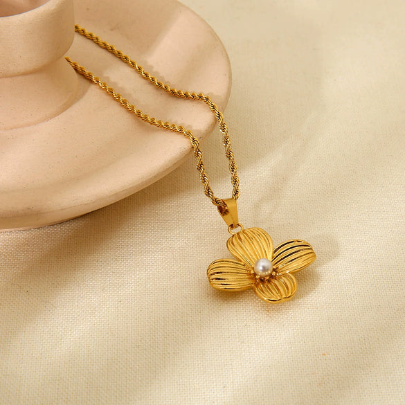 Wholesale Women's Fashion Flower Pattern Stainless Steel And Titanium Steel Necklace With 18K Gold Electroplating