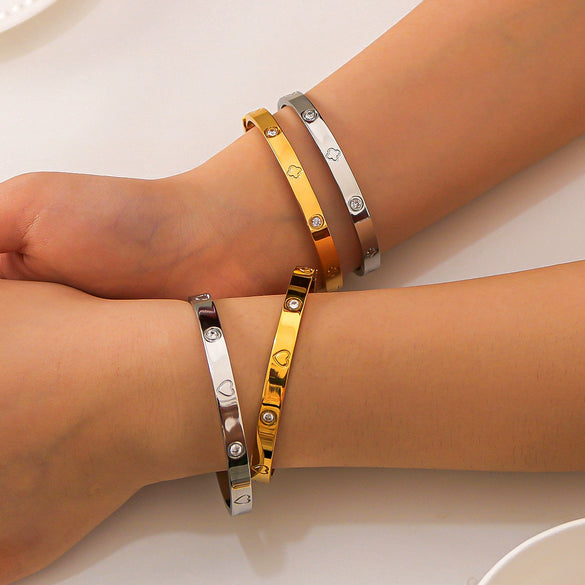 Wholesale Women's Fashion Heart Shaped Titanium Steel 18K Gold Plated Stainless Steel Bracelet With Electroplating Process