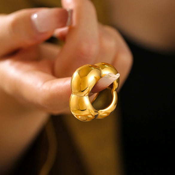 Wholesale Women's Fashion Hollow Flower Smooth Geometric Ring In Stainless Steel With 18K Real Gold Electroplating