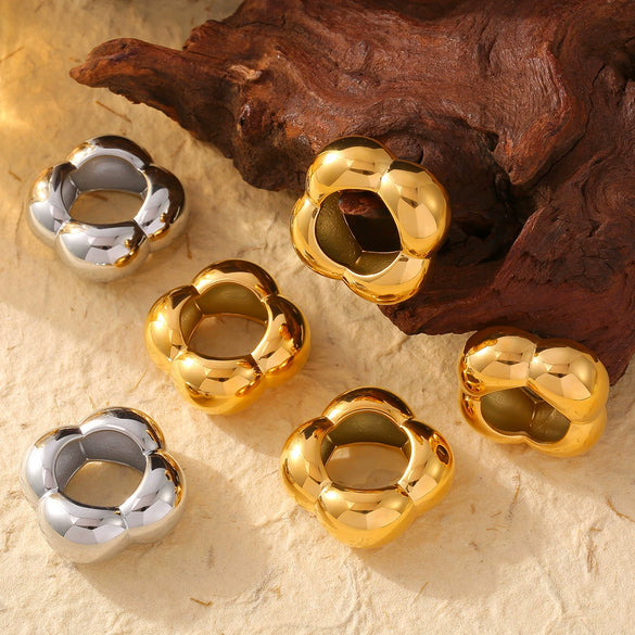 Wholesale Women's Fashion Hollow Flower Smooth Geometric Ring In Stainless Steel With 18K Real Gold Electroplating