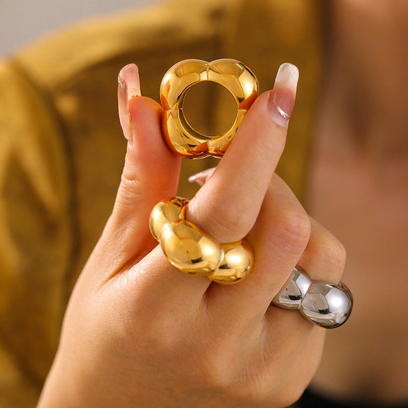 Wholesale Women's Fashion Hollow Flower Smooth Geometric Ring In Stainless Steel With 18K Real Gold Electroplating