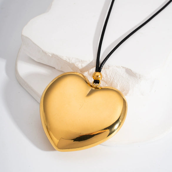 Wholesale Women's Fashion Hollow Love Peach Heart Pendant Necklace In Stainless Steel With Pvd Furnace Vacuum Real Gold Plating