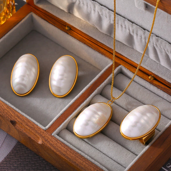 Wholesale Women's Fashion Jewelry Set With Oval Synthetic Fritillaria Pendant Titanium Steel Electroplated In 18K True Gold