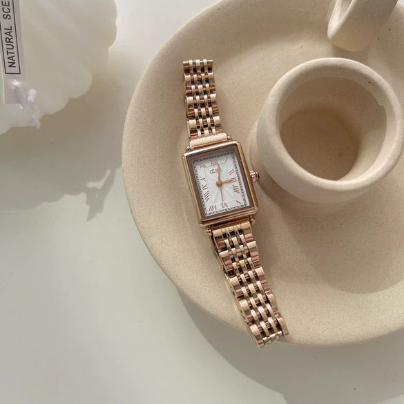 Wholesale Women's Fashion Retro Quartz Watch With Alloy Case And Steel Strip Band