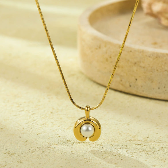 Wholesale Women's Fashion Simple Highend Pearl Pendant Stainless Steel Necklace With Round Pattern And Electroplating Process