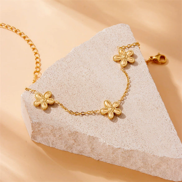 Wholesale Women's Fashion Simple Versatile Goldplated Stainless Steel Fivepetal Flower Bracelet Jewelry