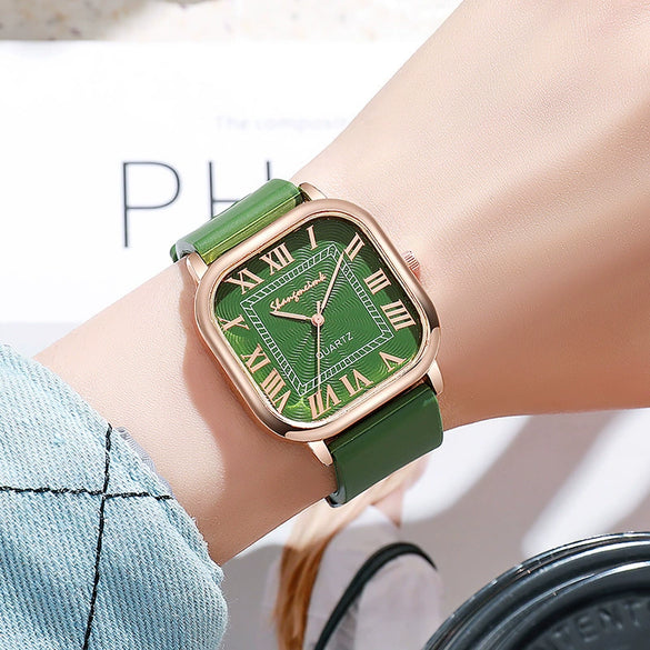 Wholesale Women's Fashion Square Alloy Case Silicone Strap Antique Quartz Watch With Roman Scale